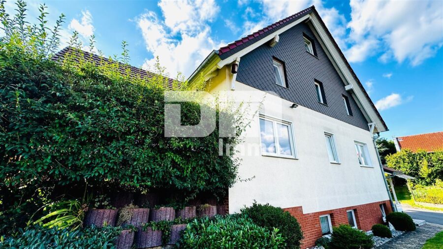 Schönes Mehrfamilienhaus geteilt nach WEG mit umfangreichen Nutzflächen und Traumgrundstück - Seitenansicht / Zufahrt Innenhofbereich